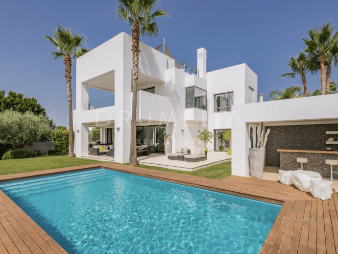 Preciosa villa moderna en Altos de Puente Romano, Marbella Milla de Oro