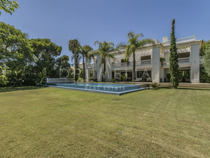 Elegante Villa Mediterránea con Vistas al Mar en la Exclusiva Guadalmina Baja