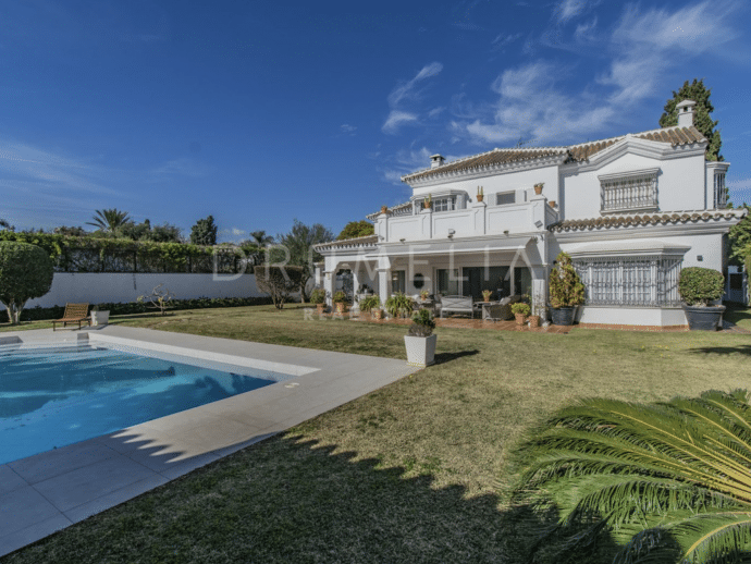 Villa mediterránea con piscina privada, jardín y proximidad a la playa en Guadalmina Baja, Costa del Sol