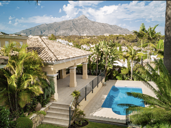 Villa de estilo clásico en venta en el prestigioso Valle del Golf, Nueva Andalucía