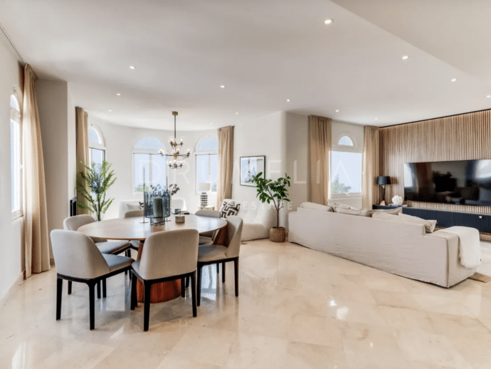 Dwupoziomowy penthouse na sprzedaż w Marbella's Golden Mile Jardines de Colgantes