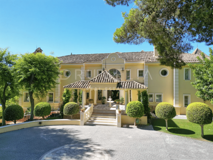Luxuriöse Villa mit Panoramablick, privater Oase und unübertroffener Eleganz in Sierra Blanca zu verkaufen
