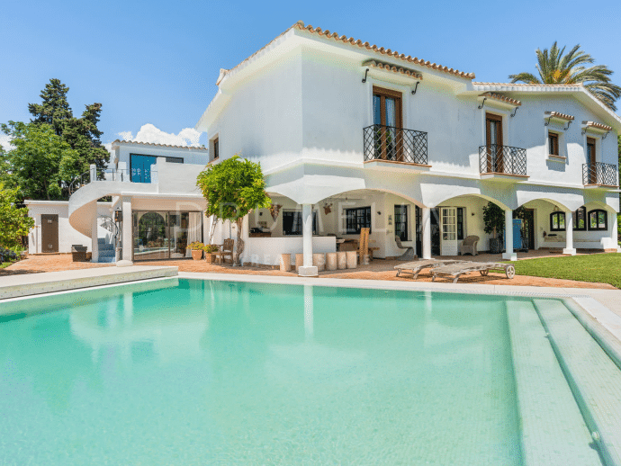 Encantadora villa junto al Golf en venta en Guadalmina Baja, Marbella