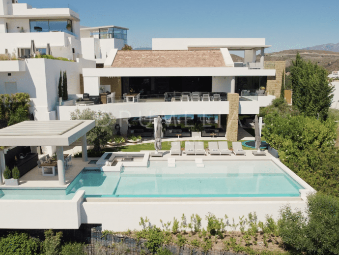 Luxe moderne villa in Los Flamingos Golf Resort met prachtig uitzicht op de Middellandse Zee, Estepona