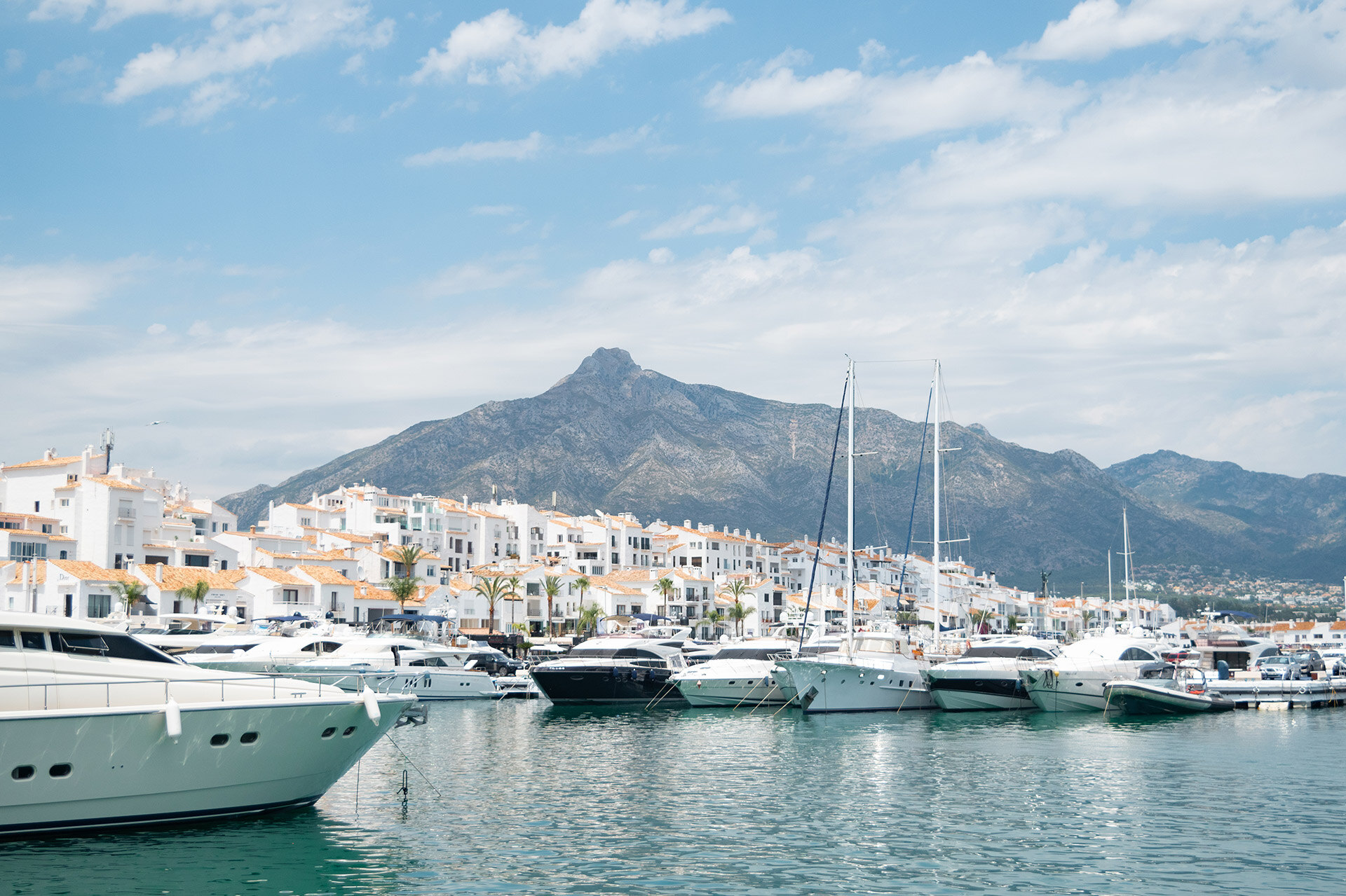 Luxury Villas in Puerto Banús: Seafront Exclusivity