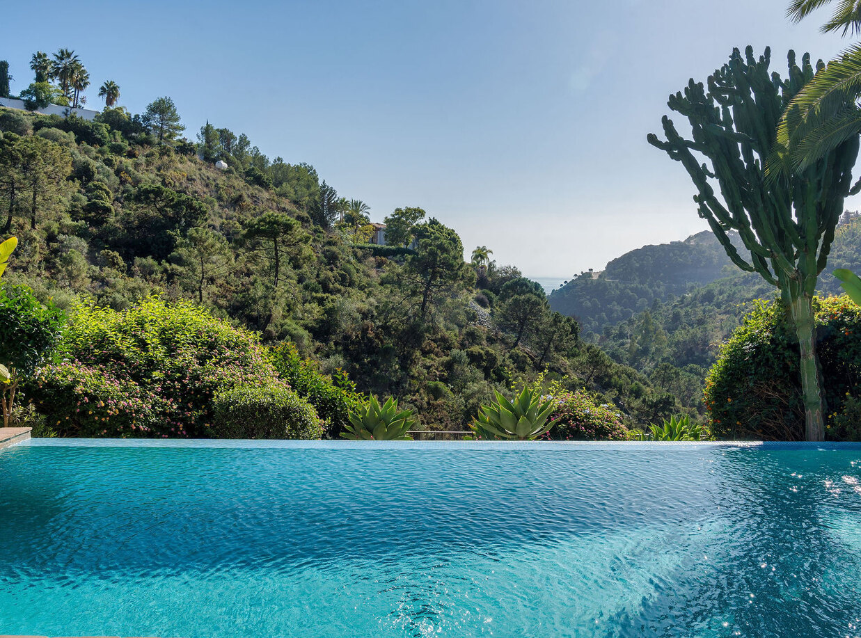 Beautiful mountain views in the exclusive area El mandroñal. 