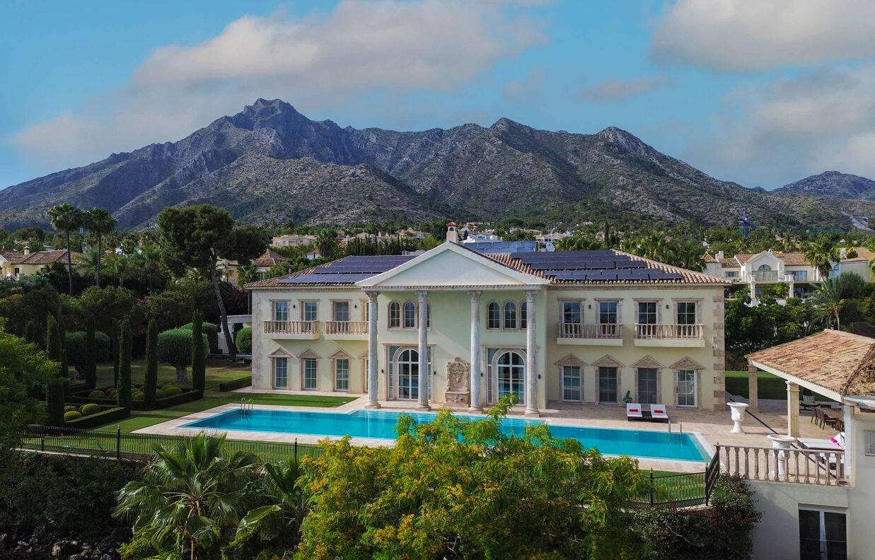Lyxvilla i Marbella med stora glaspartier, solpaneler på taket, grönt tak och enastående utsikt över berget La Concha