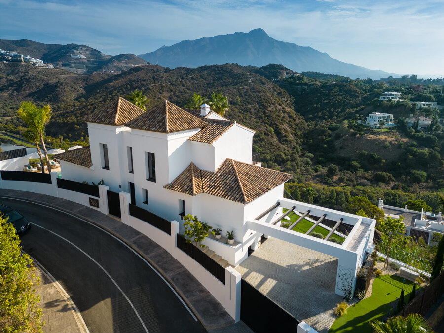 Sold Luxury villa in Marbella landscape by Homerun Brokers in La Quinta