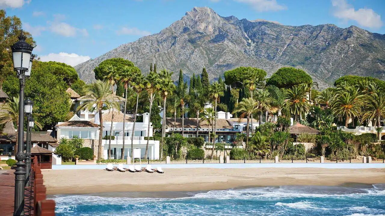 Marbella vs. Europas främsta lyxdestinationer: Varför Marbella är det smartaste valet för din nästa investering