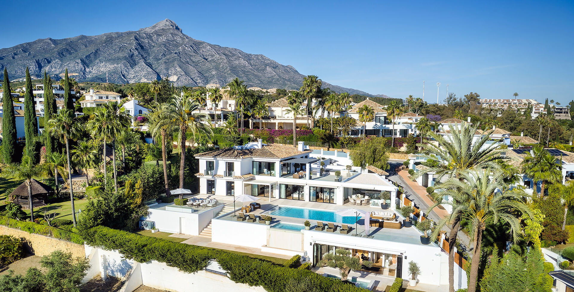 �鶹��Ƶ Brokers listing Villa Elba, located frontline to Los Naranjos Golf course in Nueva Andalucía 
