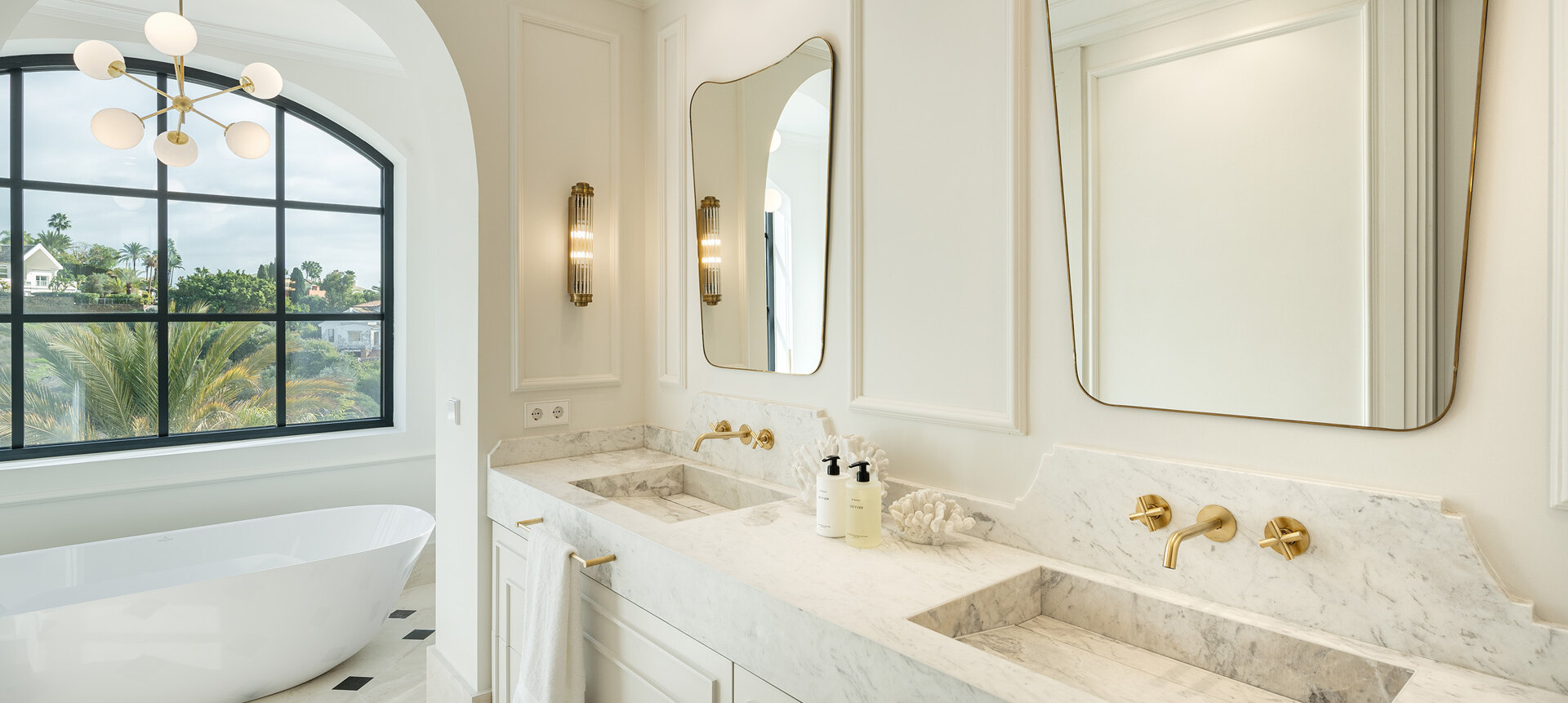 The master bathroom of Villa Étoile, featuring elegant details, a separate shower room and beautiful bathtub views