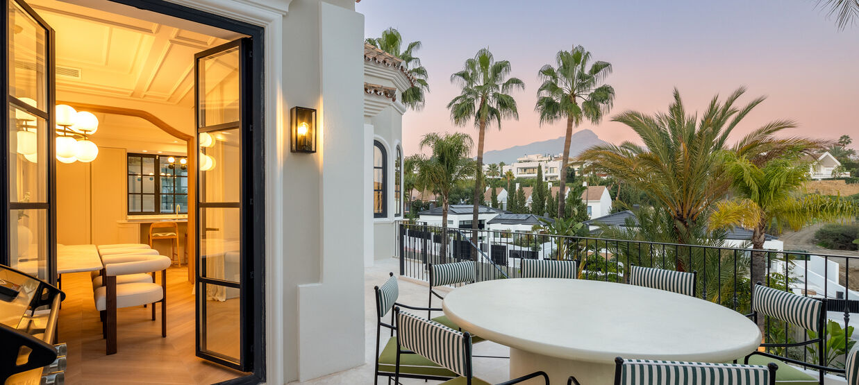 Kvällsvy över en terrass i en Marbella-villa, som framhäver sömlöst inomhus- och utomhusliv samt stilfull utomhusbelysning