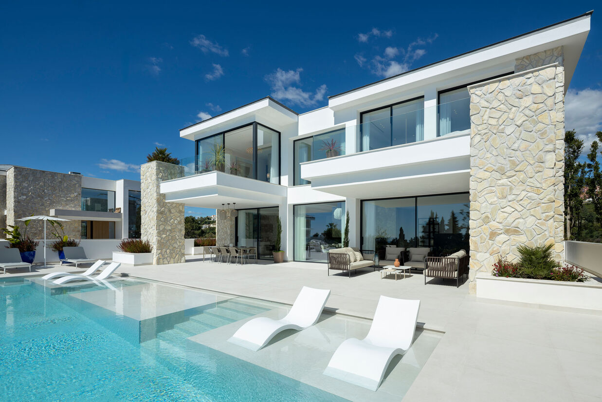Villa Tiza är en inflyttningsklar bostad, belägen i ett eget inhägnat område med endast två andra hus – vilket ger privatliv i det förstklassiga läget La Quinta, Marbella.