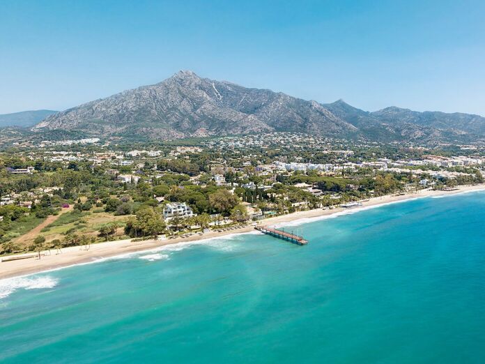 Marbella i bild: Utforska de bästa områdena, livsstilen och insikter om exklusiva bostäder.