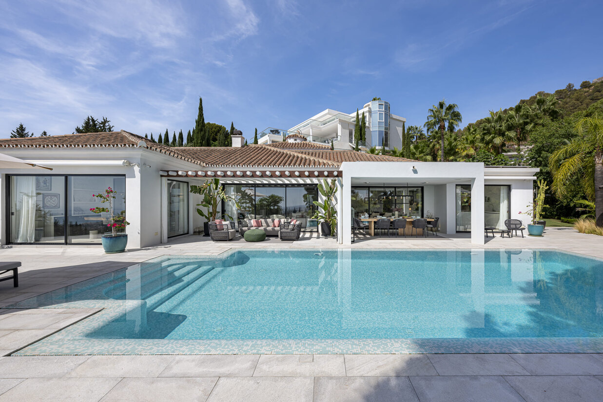 Casa Los 3 Olivos in Cascada de Camoján: a renovated 578 m² villa with panoramic sea views, landscaped gardens, and seamless indoor–outdoor living.