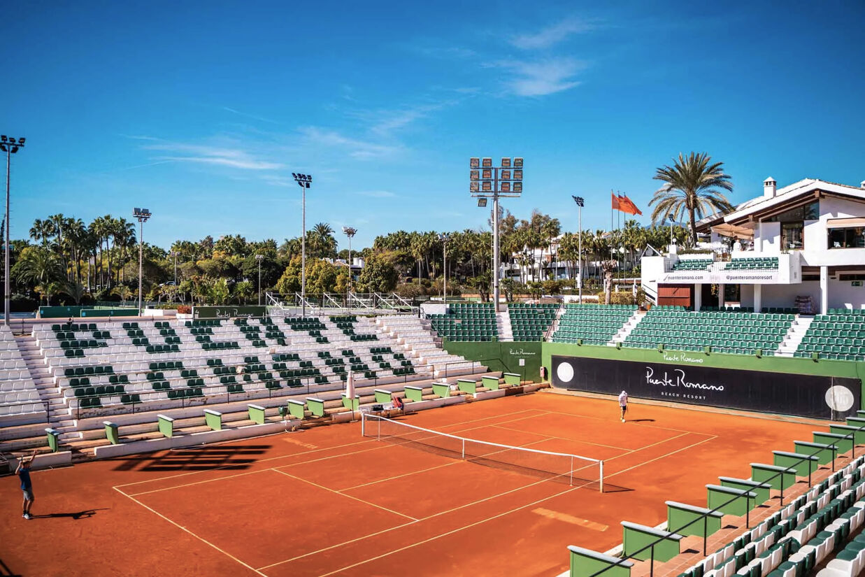 Den ikoniska centercourten på Puente Romano Tennis Club, där klubbens namn är inlagt i de färgade sittplatserna.