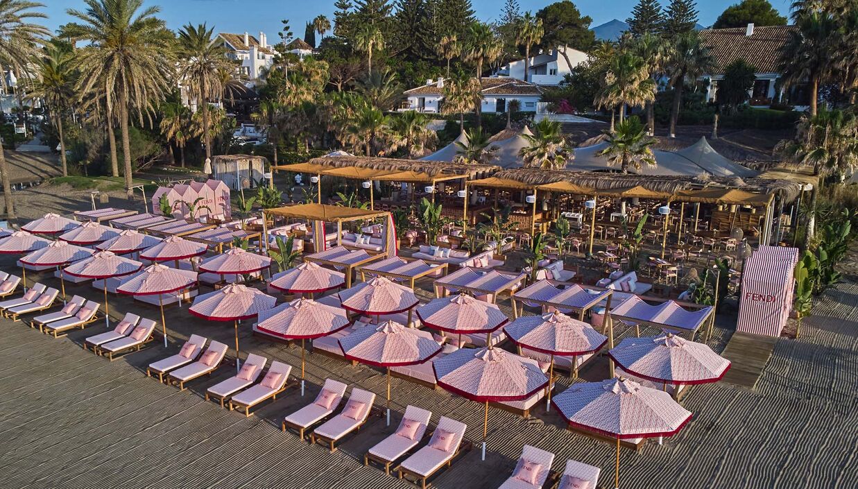 Strandklubben och restaurangen El Chiringuito, belägen vid stranden på Puente Romano Resort