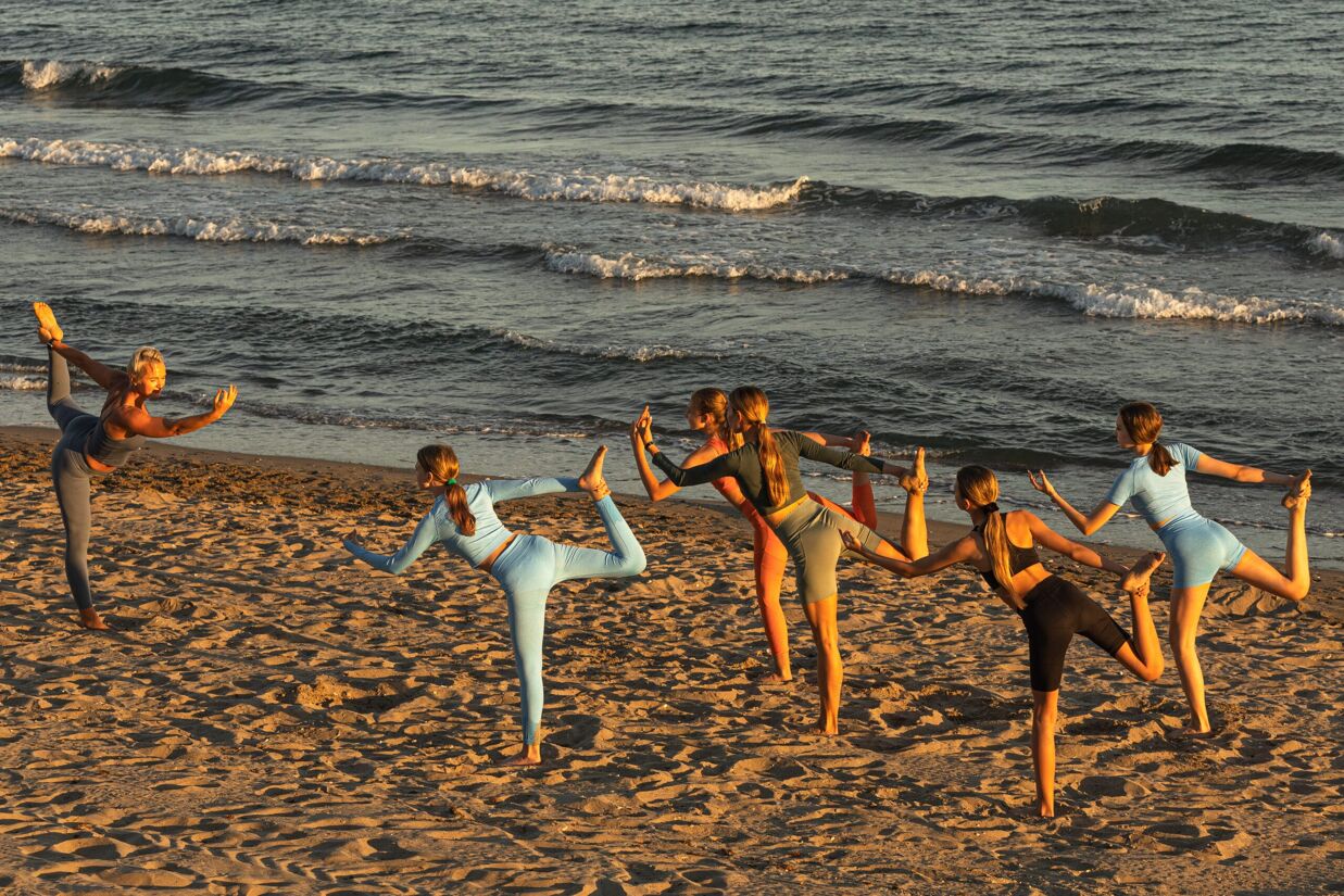 Välmående möter lugn — soluppgångsyoga med utsikt över Marbellas lugna höstkust.