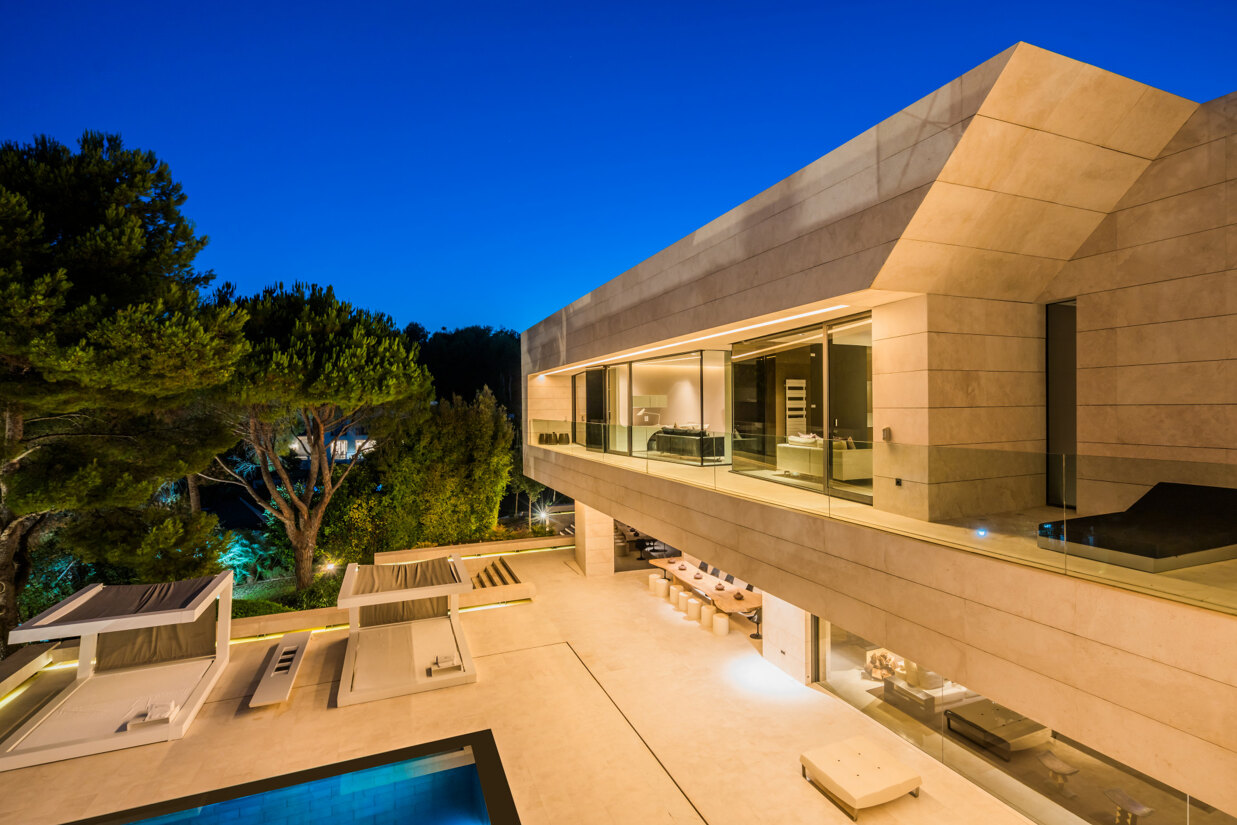 Luxury sea-view villa in Cascada de Camoján Marbella, featuring an infinity pool, landscaped gardens, and panoramic views of the Mediterranean Sea, Gibraltar, and Africa.