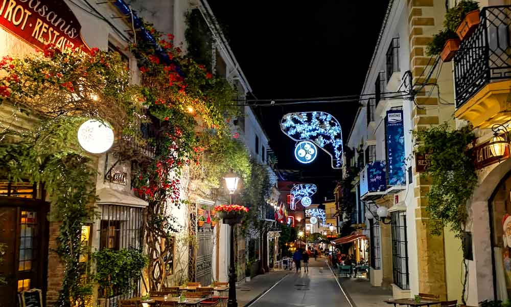 Plaza de los Naranjos i Marbella dekorerad för jul och nyår med ljus och historiska byggnader.