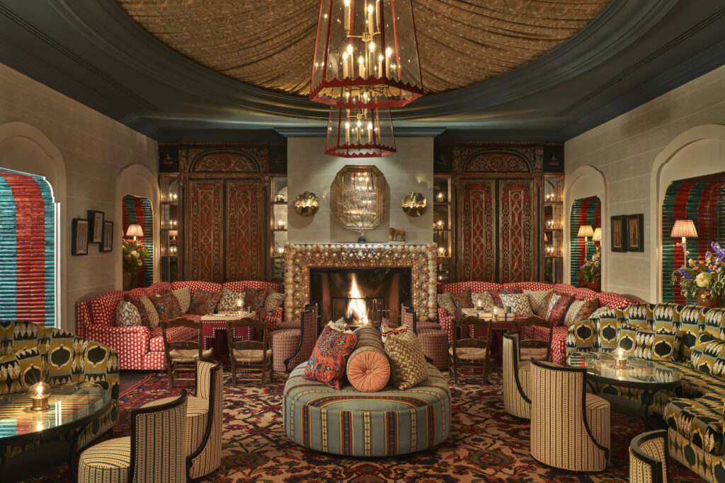 Interiörbild av Marbella Clubs klubbhus: en lyxig mötes: och restaurangupplevelse på Marbella Club Hotel i Spanien.