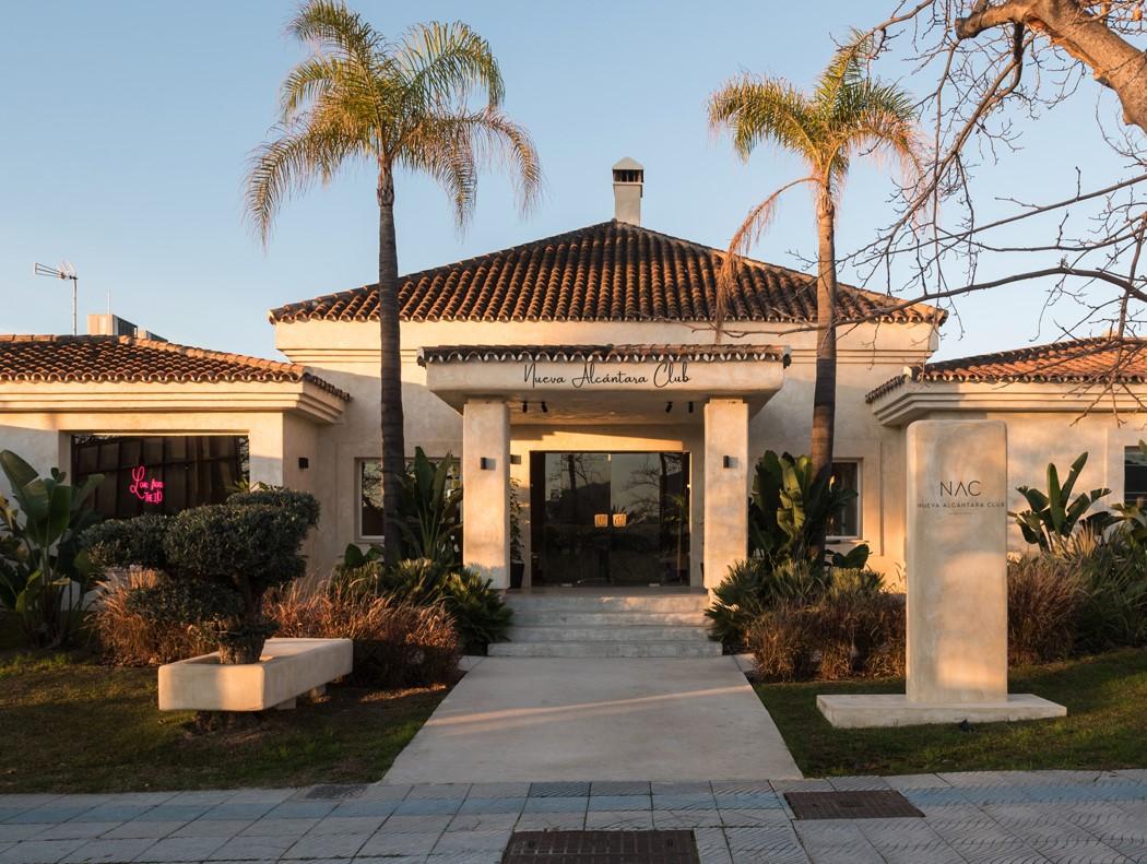 Nueva Alcántara Club padel and sports club in San Pedro de Alcántara with Andalusian-style architecture