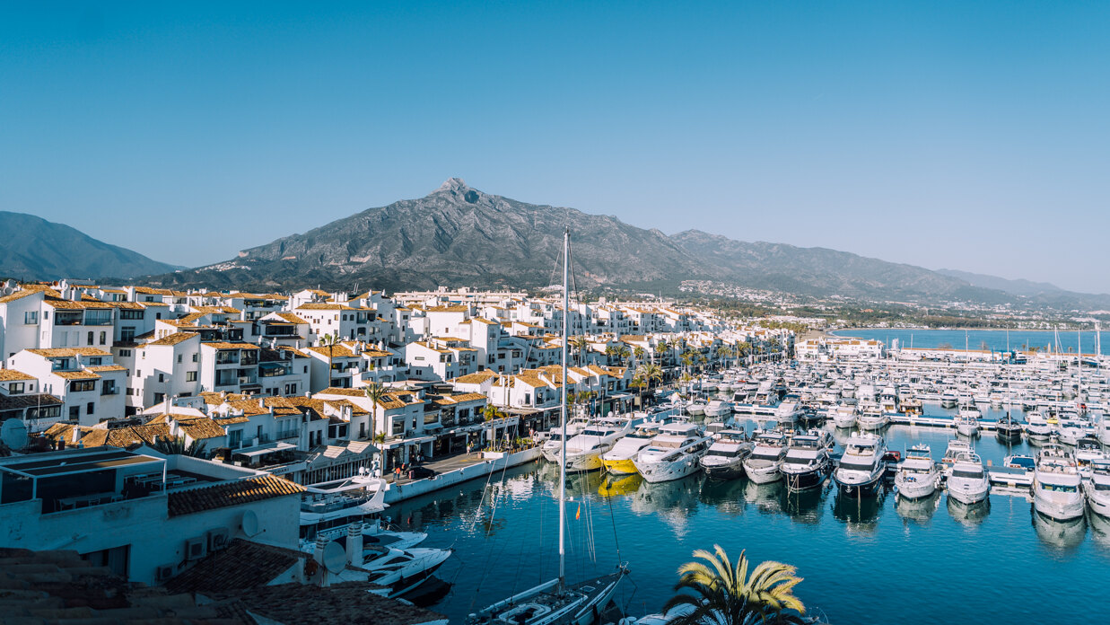 Just minutes away, Puerto Banús offers a contrasting lifestyle of luxury yachts and vibrant energy.