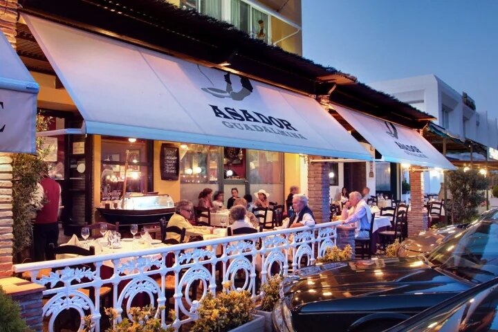Outdoor restaurant terrace in Guadalmina with evening dining atmosphere