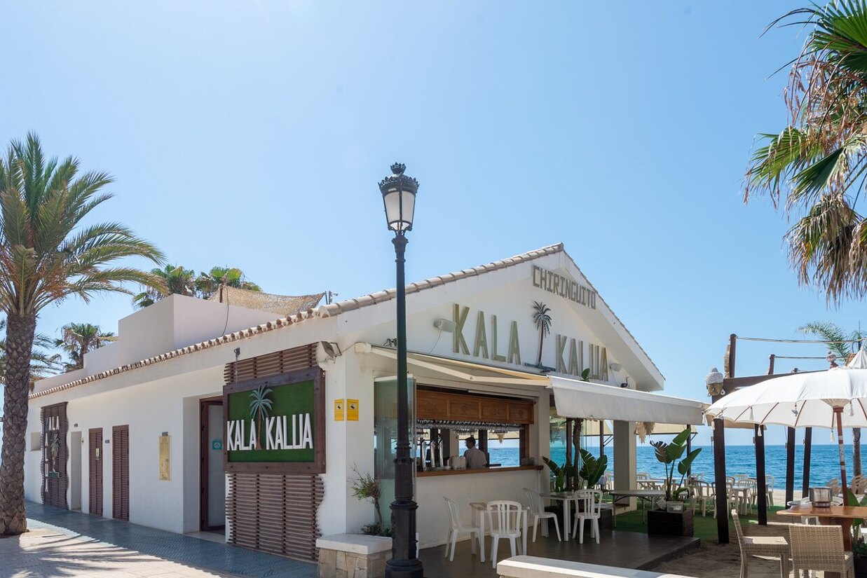 Traditional chiringuitos like Kala Kalua bring authentic coastal dining to the San Pedro promenade.