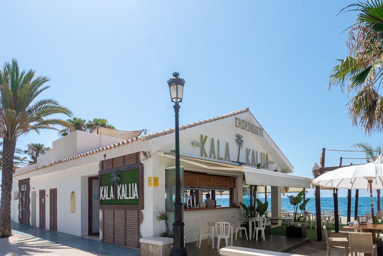 Traditionella chiringuitos som Kala Kalua ger San Pedros strandpromenad autentisk kustmat.
