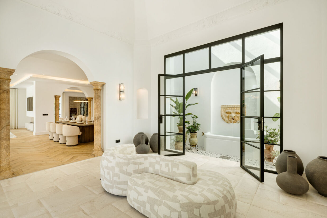 Frontline golf villa in La Quinta Benahavís with panoramic views of La Quinta Golf Course and La Concha mountain.