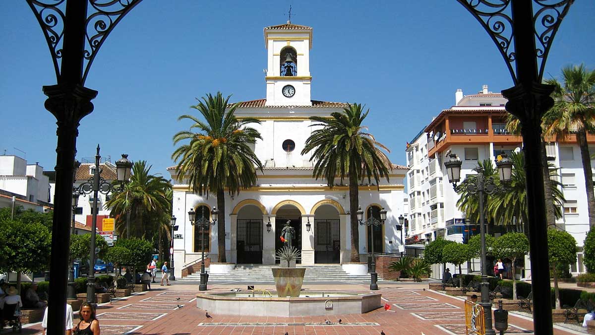 Parroquia de San Pedro Apóstol church and Plaza de la Iglesia in San Pedro town centre