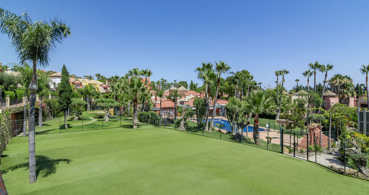 Även om Svenska Skolan Marbella ligger precis intill Puerto Banús, är den omgiven av grönska, vilket skapar en lugn och naturnära miljö där barnen kan leka och lära.