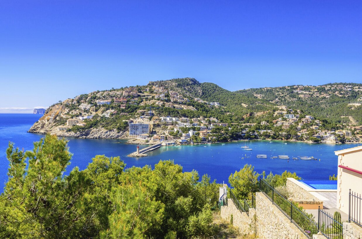 Scandinavian buyers Mallorca exploring luxury villas with sea views in Port Andratx.
