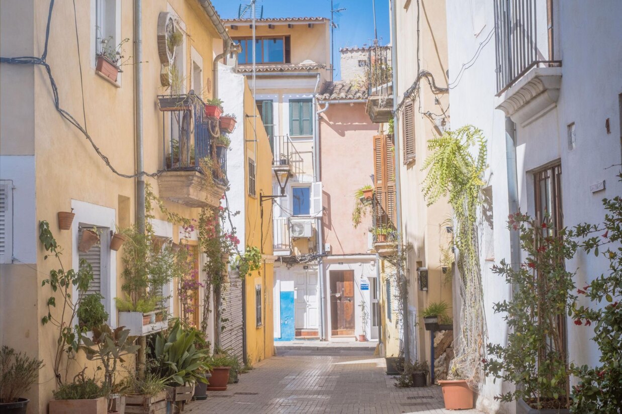 People enjoying outdoor cafés and lifestyle in Santa Catalina, Palma de Mallorca, a favorite neighborhood among Scandinavian residents.