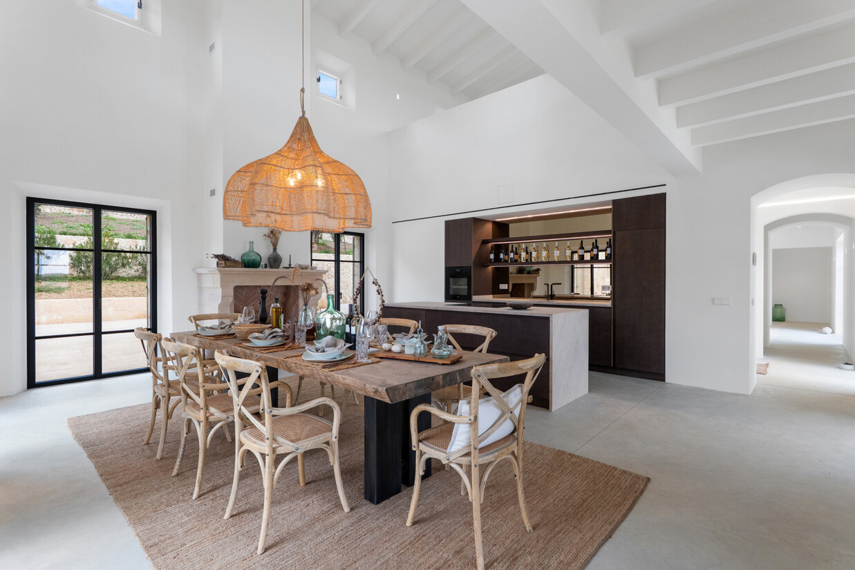 Open interior patio at Finca La Perle featuring modern Mediterranean architecture, natural light, and a tranquil outdoor atmosphere.