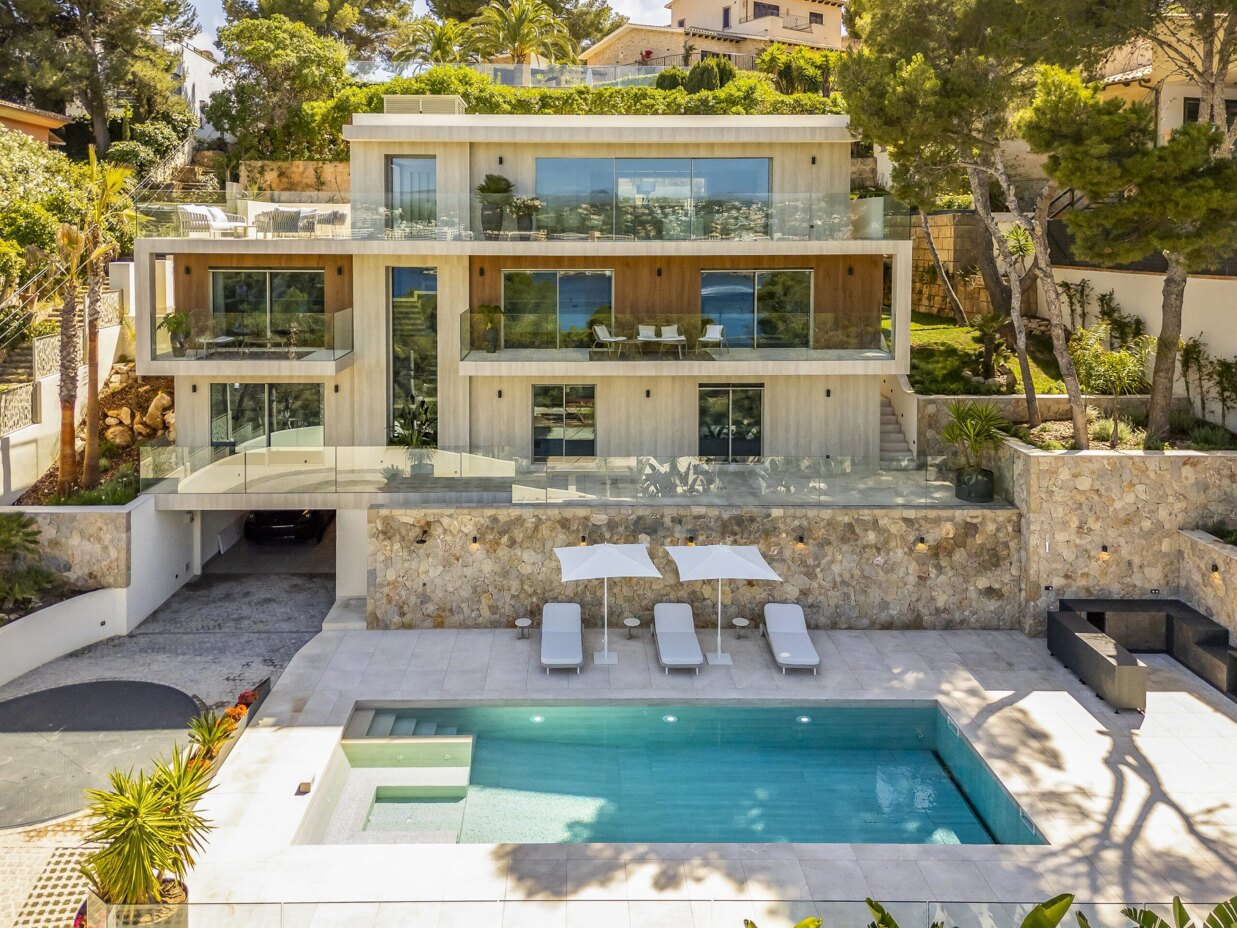 Contemporary luxury villa in Santa Ponsa, Mallorca with infinity pool and sea-view terrace