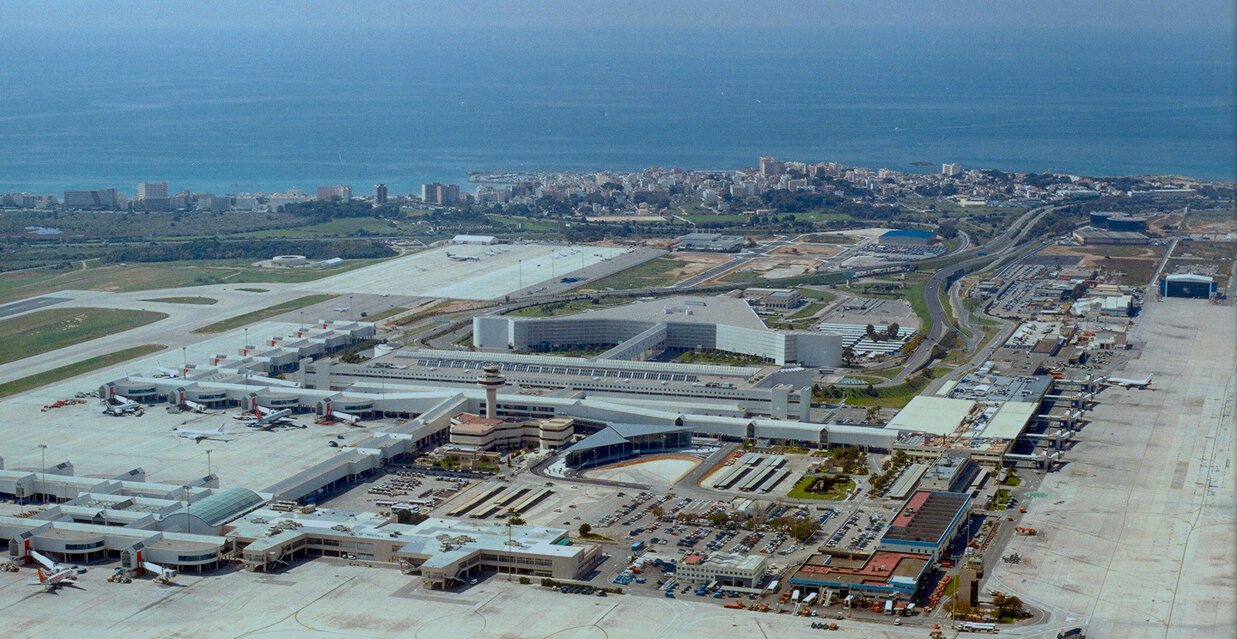 Aerial view of Palma Airport with airplanes on the runway, showing international connectivity and highlighting Mallorca’s role as a prime hub for tourism and real estate.