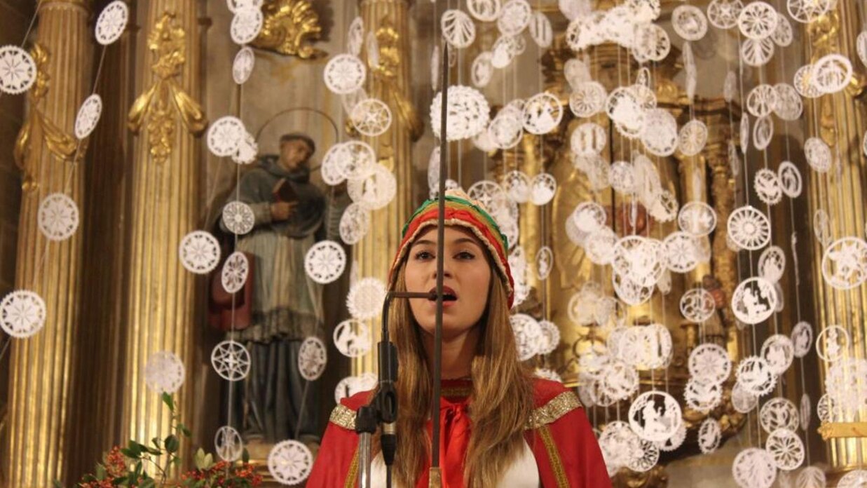 The Sibil·la chant being performed by a choir in a Mallorcan church on Christmas Eve, a UNESCO-recognized tradition.