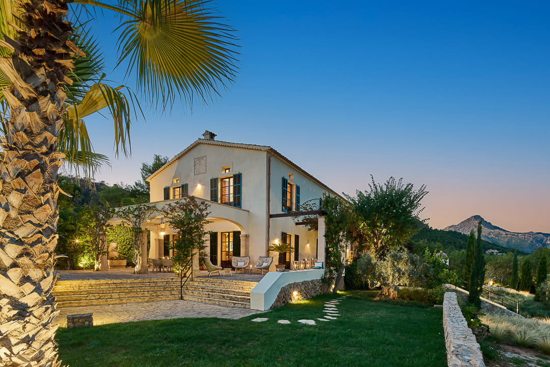 Contemporary turnkey luxury home in Mallorca with designer courtyard and modern architecture