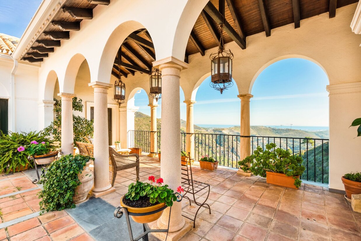 Luxury Mallorca villa featuring an art-filled interior, seamlessly blending cultural sophistication with high-end living.