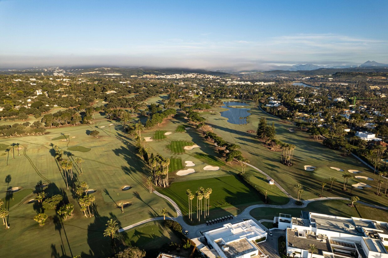 Flygfoto över Sotograndes golfbanor och lyxvillor, som visar på investeringar i Sotogrande-fastigheter och exklusiva bostäder.