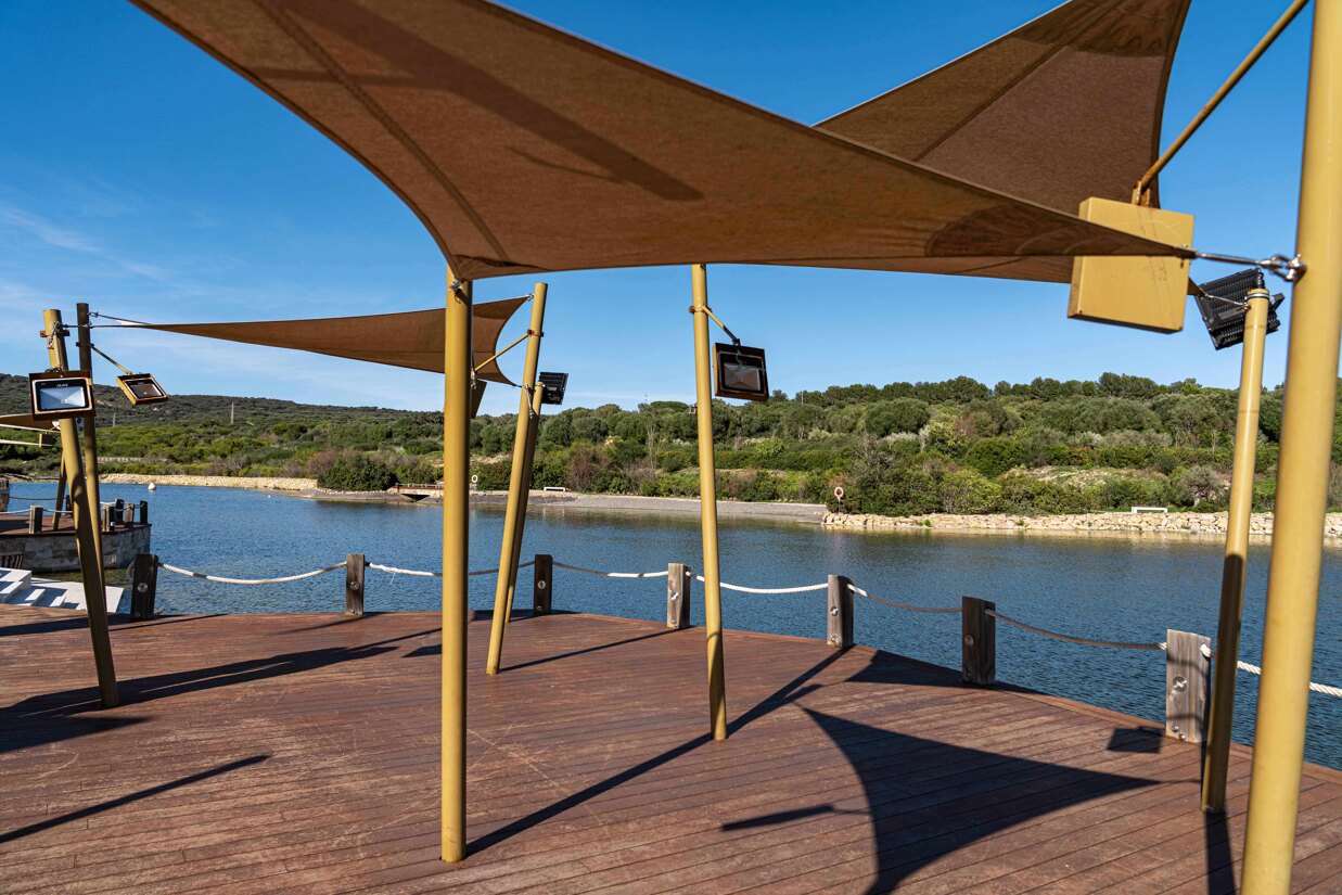 Trädäck vid vattnet i Sotogrande med skuggad konstruktion och lugna medelhavsomgivningar.