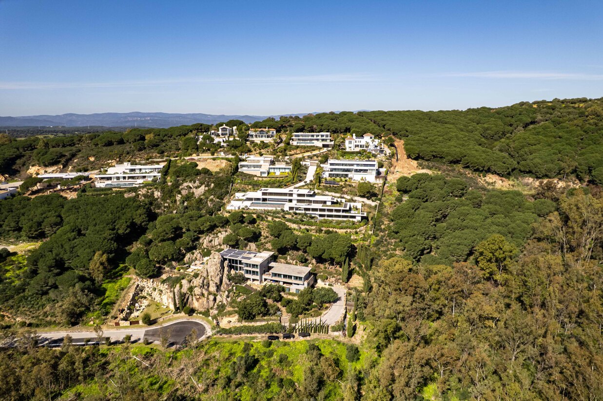 The aerial perspective highlights the spacious streets, private pools, and proximity to golf courses and the Mediterranean coast, offering a true sense of the exclusivity and charm of this sought-after area.