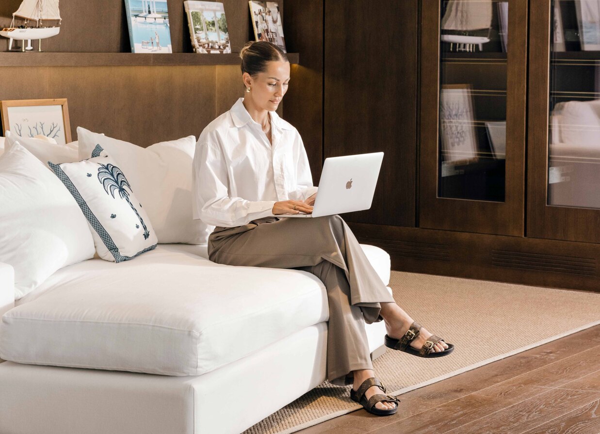 Agent från Homerun Brokers som arbetar vid sin dator