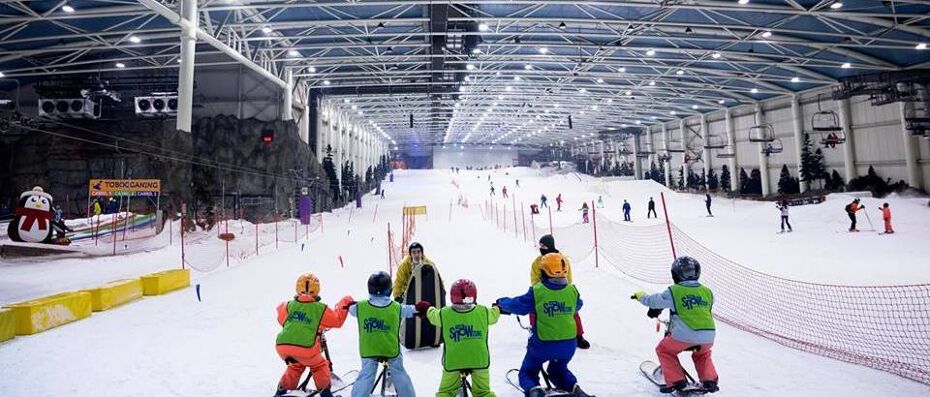 Children practicing at the skizone in Madrid. 