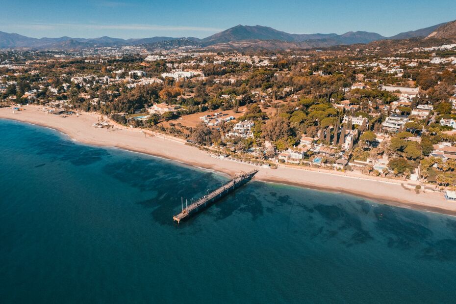 Flygfoto av Marbella Golden Mile från havet. 