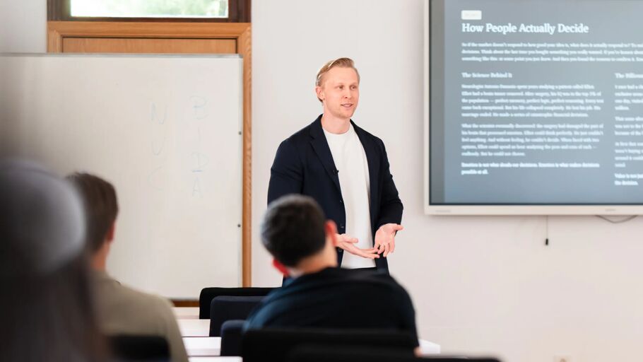 Artur Loginov speaking at MIUC