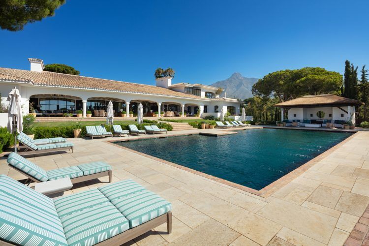 Photo of a mansion in Area B of the Marbella Golden Mile with mountain views. 