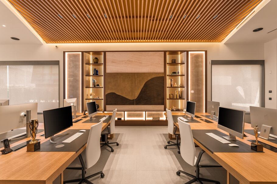 Inside Drumelia – open workspace at Drumelia Marbella office with wooden ceiling, built-in shelving, and modern iMac desks
